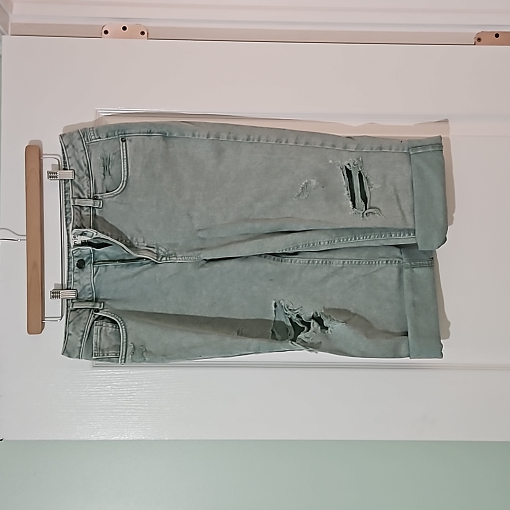 Maurices green straight crop shorts